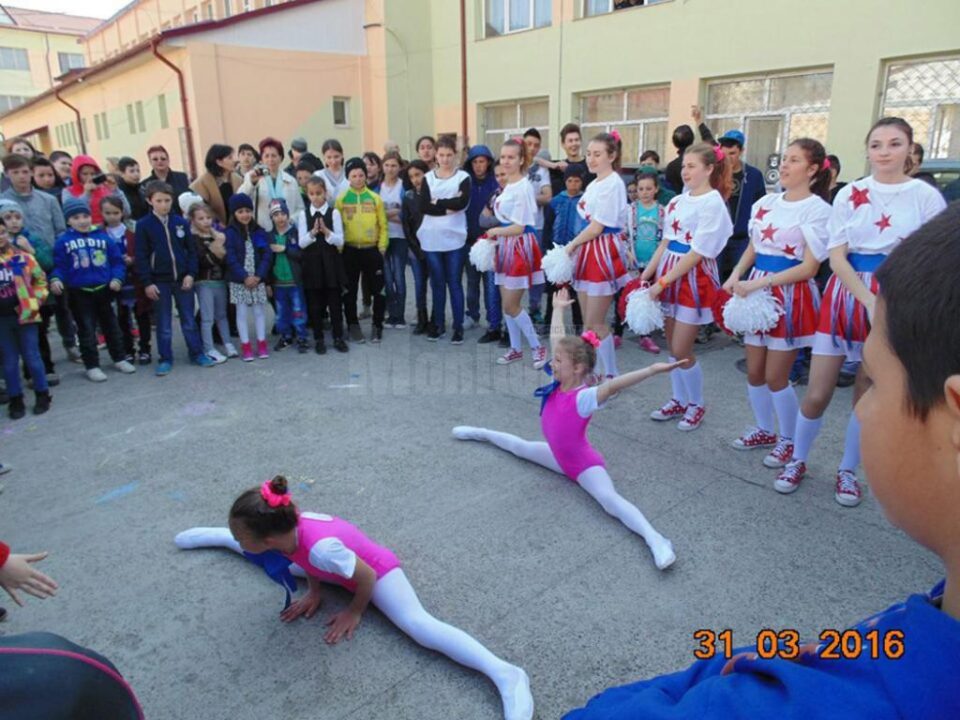 Expoziții de pictură, desene pe asfalt, dansuri realizate de copii cu nevoie speciale, la Centrul Școlar Suceava