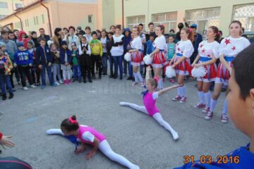 Expoziții de pictură, desene pe asfalt, dansuri realizate de copii cu nevoie speciale, la Centrul Școlar Suceava