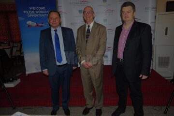 Directorul de comunicare al Wizz Air, Doug Oliver, împreună cu președintele CJ, Cătălin Nechifor, și directorul Aeroportului „Ștefan cel Mare”, Ioan Măriuța
