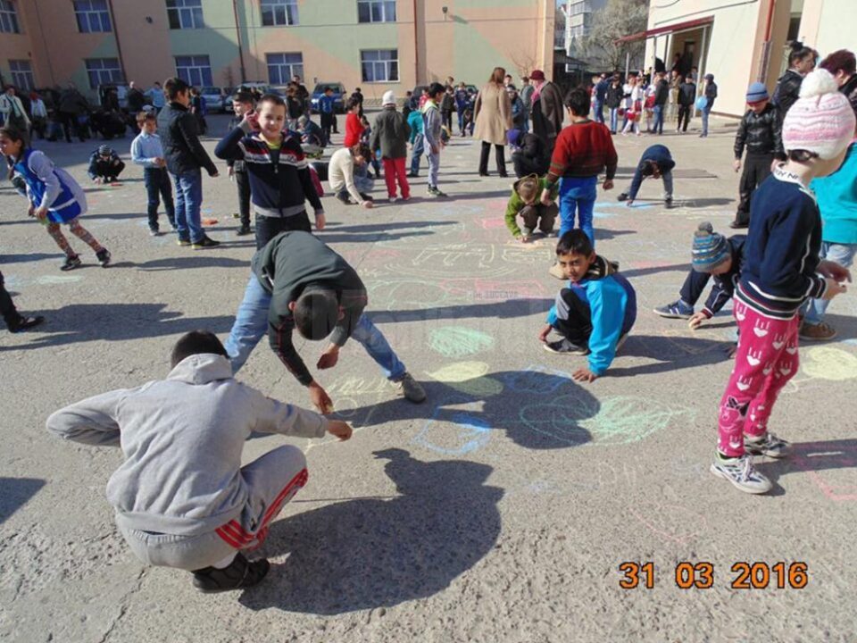 Expoziții de pictură, desene pe asfalt, dansuri realizate de copii cu nevoie speciale, la Centrul Școlar Suceava