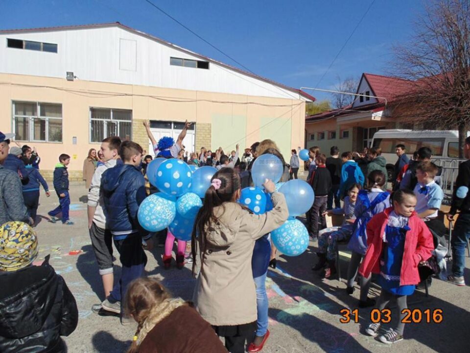 Expoziții de pictură și, desene pe asfalt, dansuri realizate de copii cu nevoie speciale, la Centrul Școlar Suceava