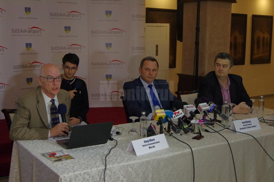 Directorul de comunicare al Wizz Air, Doug Oliver, împreună cu președintele CJ, Cătălin Nechifor, și directorul Aeroportului „Ștefan cel Mare”, Ioan Măriuța