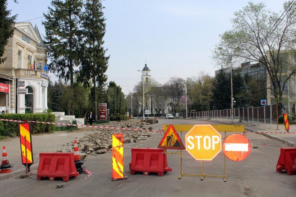Strada Ștefan cel Mare a fost închisă circulației pe porțiunea dintre Muzeul de Istorie și Parcul Central, pentru a fi continuate lucrarile de modernizare a zonei centrale
