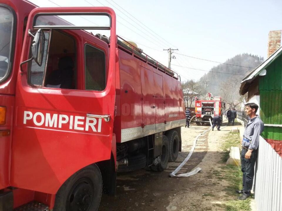 Trei autospeciale de pompieri au acționat pentru stingerea incendiului