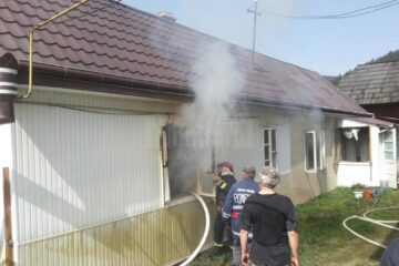 O lumânare uitată aprinsă a declanșat un incendiu în bucătăria de vară a bătrânei