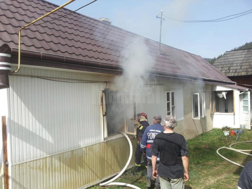 O lumânare uitată aprinsă a declanșat un incendiu în bucătăria de vară a bătrânei