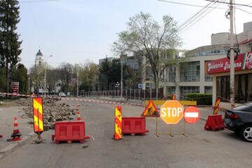 Strada Ștefan cel Mare a fost închisă circulației pe porțiunea dintre Muzeul de Istorie și Parcul Central, pentru a fi continuate lucrarile de modernizare a zonei centrale