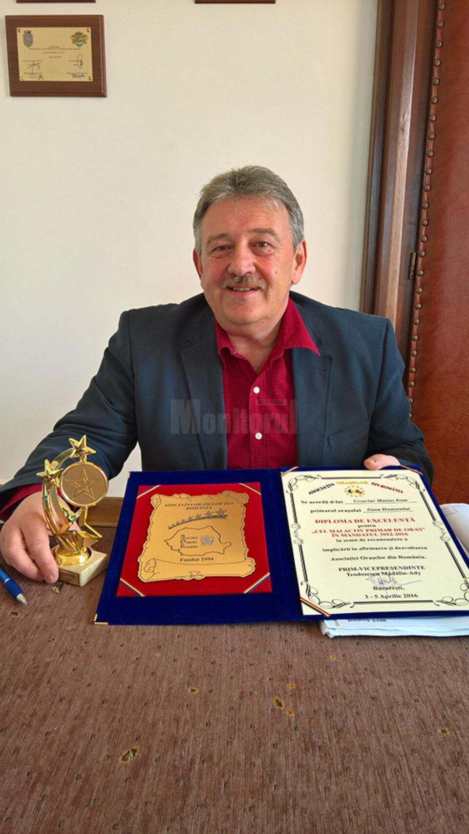 Primarul din Gura Humorului, Marius Ursaciuc, a primit diploma și trofeul pentru „Cel mai activ primar de oraș” în mandatul 2012 – 2016 Primarul din Gura Humorului, Marius Ursaciuc, a primit diploma și trofeul pentru „Cel mai activ primar de oraș” în mandatul 2012 – 2016