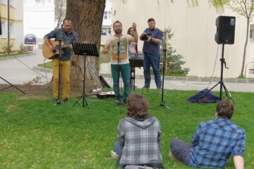 Concert de folk surpriză în campusul Universității „Ștefan cel Mare”