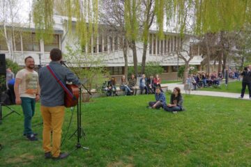 Concert de folk surpriză în campusul Universității „Ștefan cel Mare”