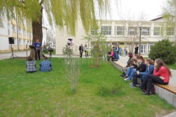 Concert de folk surpriză în campusul Universității „Ștefan cel Mare”