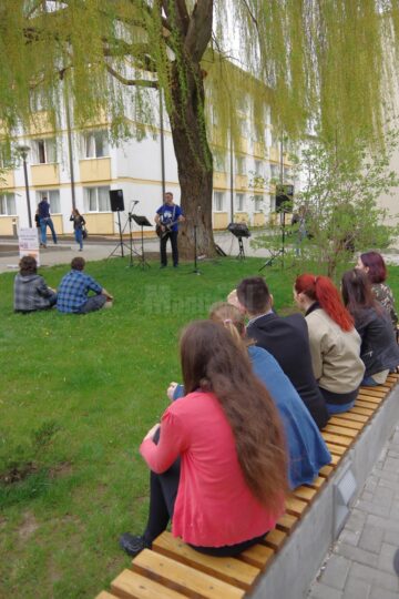 Concert de folk surpriză în campusul Universității „Ștefan cel Mare”