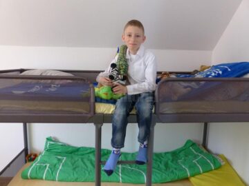 Orfan de mamă, părăsit de tată, un copil în vârstă de 8 ani și-a găsit o familie la Centrul „Sf. Nicolae” din Suceava