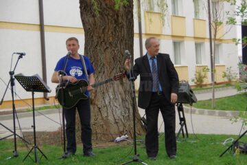 Concert de folk surpriză în campusul Universității „Ștefan cel Mare”