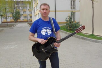Concert de folk surpriză în campusul Universității „Ștefan cel Mare”