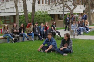 Concert de folk surpriză în campusul Universității „Ștefan cel Mare”