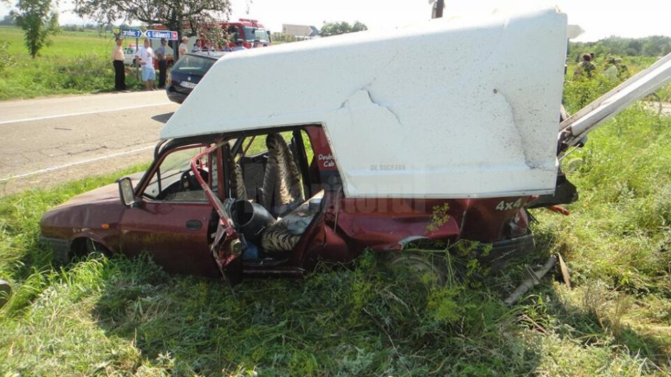 Dacia a fost lovită violent din spate de autoturismul Audi A6