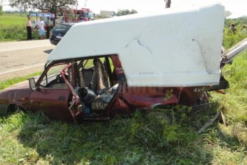 Dacia a fost lovită violent din spate de autoturismul Audi A6