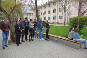 Concert de folk surpriză în campusul Universității „Ștefan cel Mare”