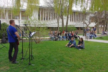 Concert de folk surpriză în campusul Universității „Ștefan cel Mare”