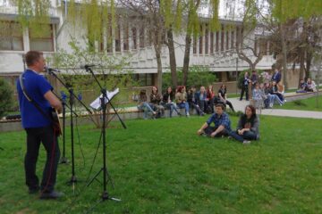 Concert de folk surpriză în campusul Universității „Ștefan cel Mare”