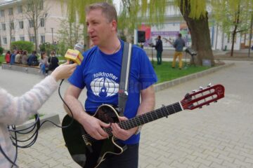 Concert de folk surpriză în campusul Universității „Ștefan cel Mare”