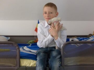 Orfan de mamă, părăsit de tată, un copil în vârstă de 8 ani și-a găsit o familie la Centrul „Sf. Nicolae” din Suceava