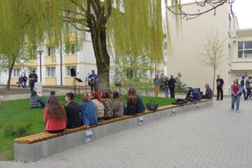 Concert de folk surpriză în campusul Universității „Ștefan cel Mare”