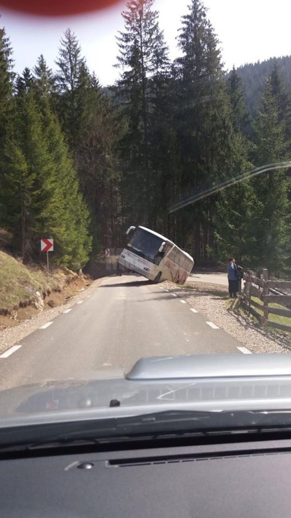 Autocar rămas blocat într-un șanț, pe Transrarău