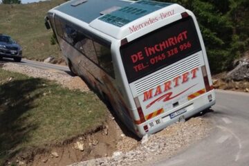 Autocar rămas blocat într-un șanț, pe Transrarău