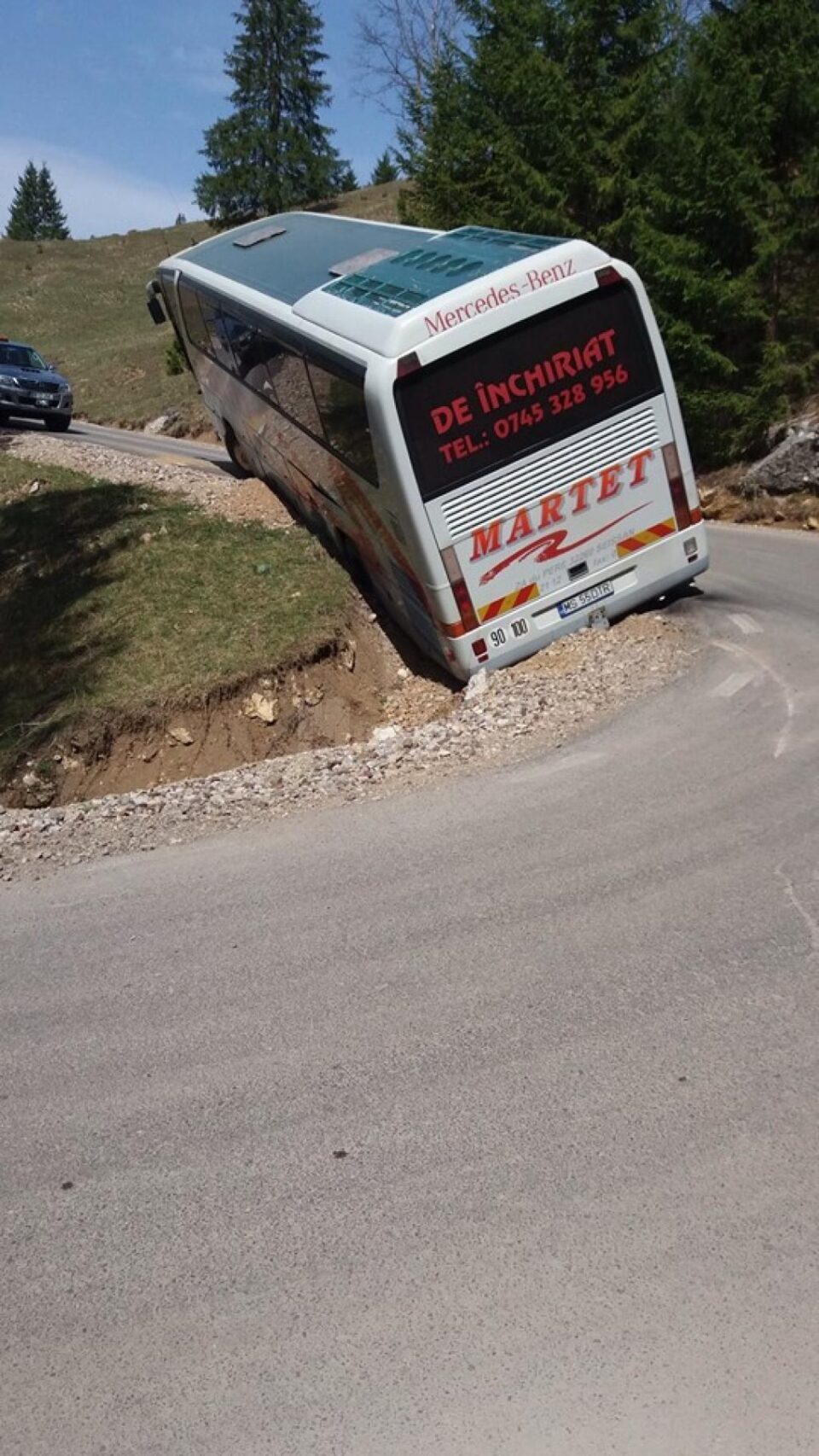 Autocar rămas blocat într-un șanț, pe Transrarău