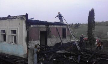 Întregul acoperiș al casei a fost distrus în urma incendiului