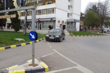 Autoturism parcat în sensul giratoriu de pe strada Ciprian Porumbescu, la intersecția cu strada Vasile Bumbac, la intrarea în parcarea subterană nr. II
