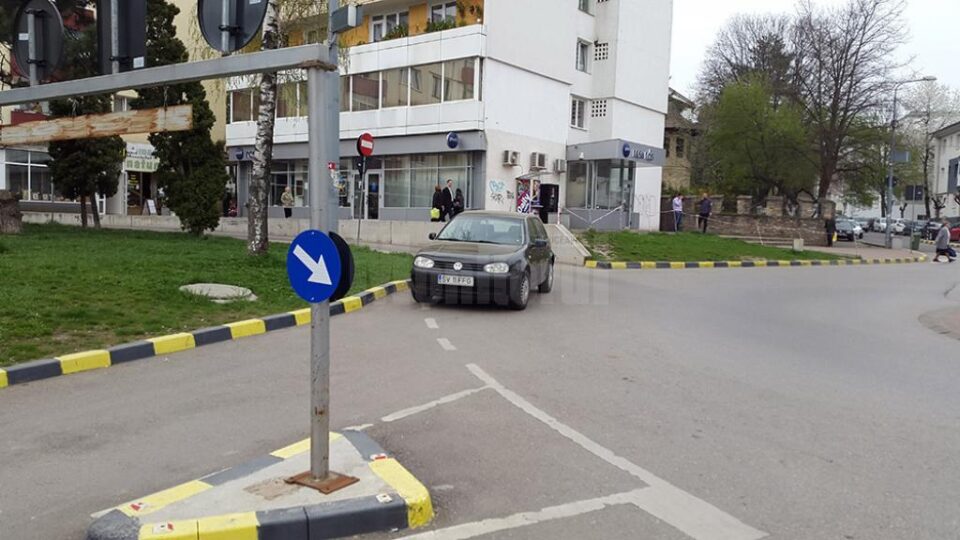 Autoturism parcat în sensul giratoriu de pe strada Ciprian Porumbescu, la intersecția cu strada Vasile Bumbac, la intrarea în parcarea subterană nr. II Autoturism parcat în sensul giratoriu de pe strada Ciprian Porumbescu, la intersecția cu strada Vasile Bumbac, la intrarea în parcarea subterană nr. II