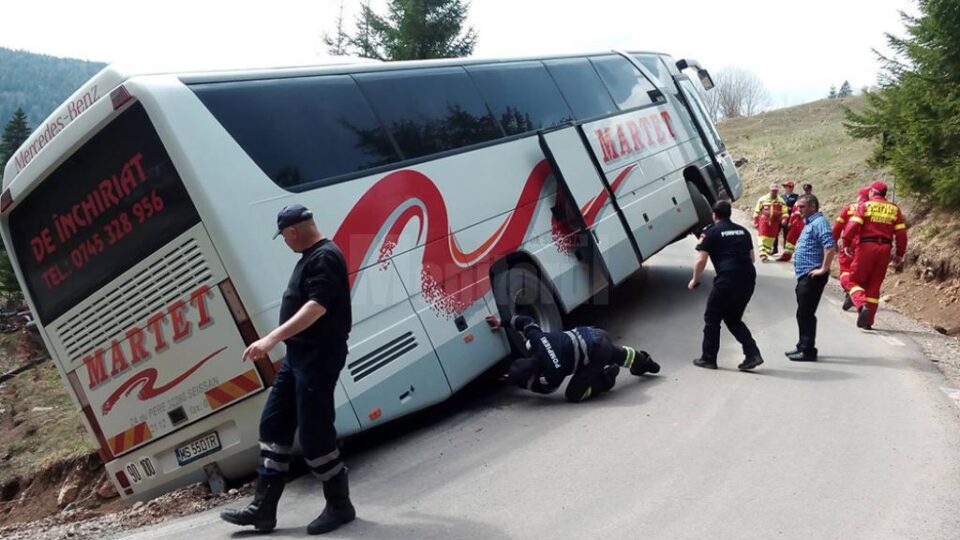 Un autocar plin cu turiști, rămas blocat într-un șanț pe Transrarău