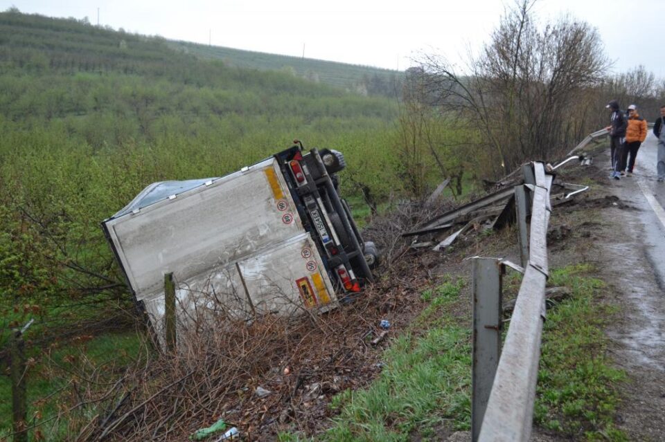 Accident la intrarea în municipiul Fălticeni dinspre Spătărești, FOTO: Ziarul de pe net Fălticeni Accident la intrarea în municipiul Fălticeni dinspre Spătărești, FOTO: Ziarul de pe net Fălticeni