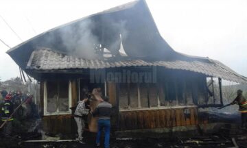 O casă a fost cuprinsă de flăcări, din cauza unui scurtcircuit produs la un frigider
