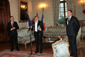 Ex Sa Luca Niculescu i-a înmânat lui Matei Vișniec (centru) Ordinul Național Serviciul Credincios în grad de „Mare Ofițer”