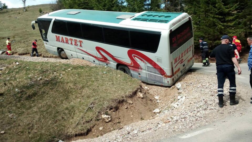 Autocarul cu turiști a rămas suspendat după ce a intrat cu roțile din stânga spate în șanț