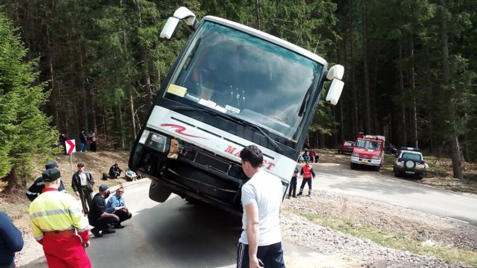 Un autocar plin cu turiști, rămas blocat într-un șanț pe Transrarău
