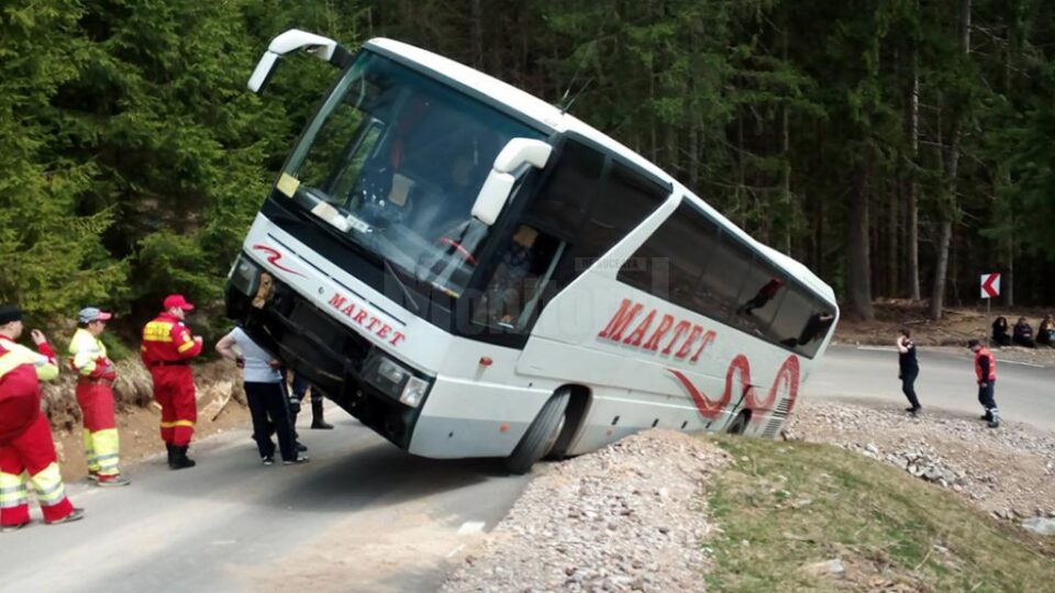 Autocarul cu turiști a rămas suspendat după ce a intrat cu roțile din stânga spate în șanț