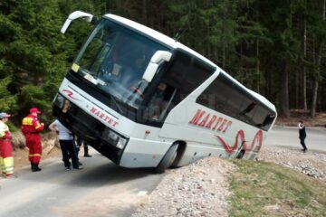Autocarul cu turiști a rămas suspendat după ce a intrat cu roțile din stânga spate în șanț