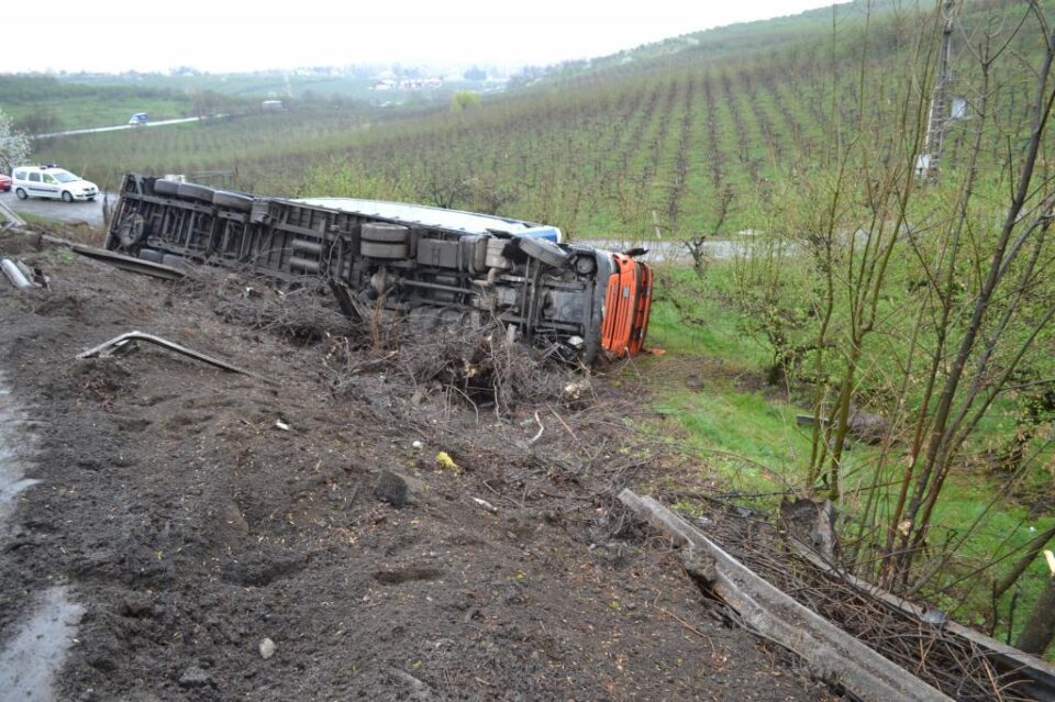 Accident la intrarea în municipiul Fălticeni dinspre Spătărești, FOTO: Ziarul de pe net Fălticeni