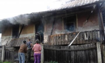 Acoperișul casei și o parte din pereți au fost distruși de flăcări