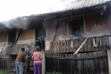 Acoperișul casei și o parte din pereți au fost distruși de flăcări
