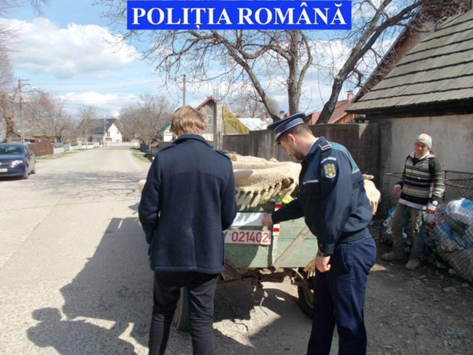 Polițiștii au montat peste 100 de plăcuțe reflectorizante pe căruțele identificate în trafic, pe raza localităților sau pe alte segmente de drum Polițiștii au montat peste 100 de plăcuțe reflectorizante pe căruțele identificate în trafic, pe raza localităților sau pe alte segmente de drum