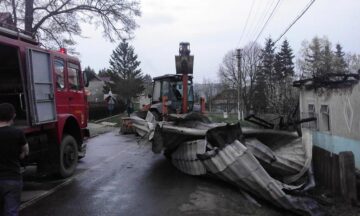 O casă a fost cuprinsă de flăcări, din cauza unui scurtcircuit produs la un frigider