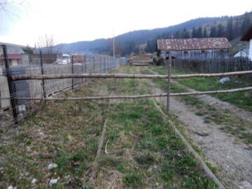 Calea ferată CFR spre Gara CFR Moldovița, îngrădită și folosită ca depozit de bușteni, pentru a nu permite accesul spre gară