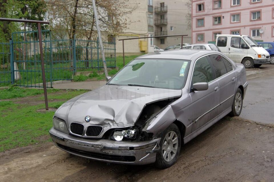 Relatările martorilor arată că șoferul BMW-ului nu a acordat prioritate când a virat la stânga
