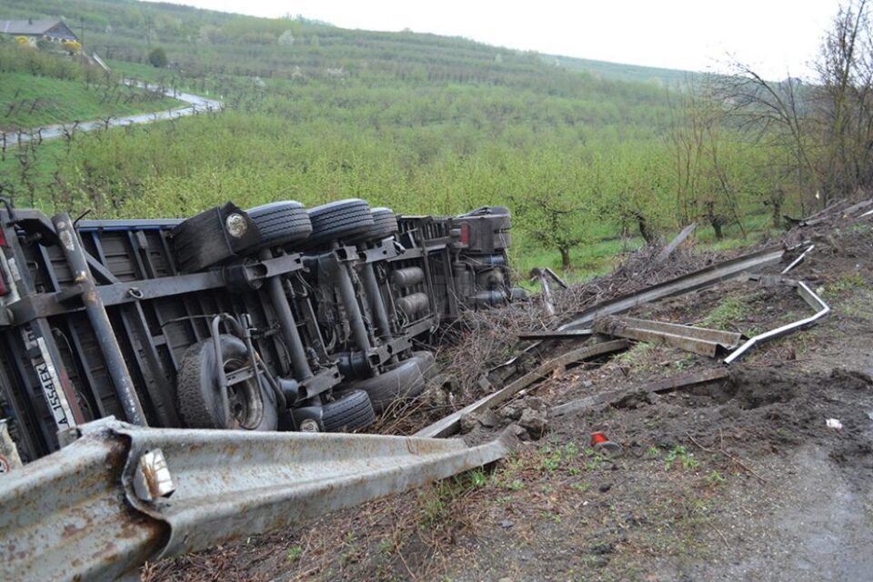 Un tir din Bulgaria s-a răsturnat într-o livadă de la intrarea în Fălticeni